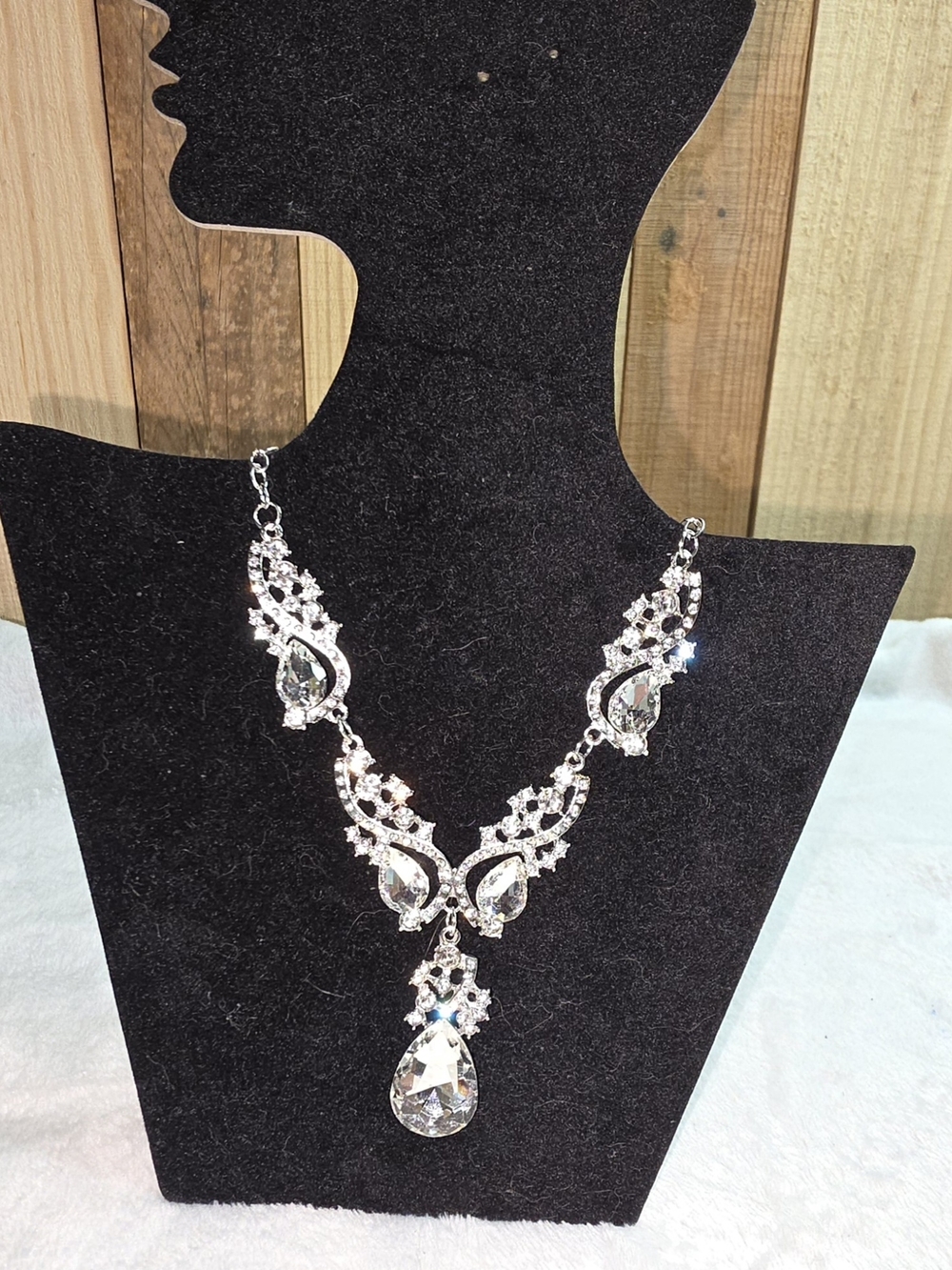 Elegant Crystal Teardrop Necklace - Silver Clear